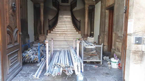 Restaurem l’entrada de l’edifici de secundària