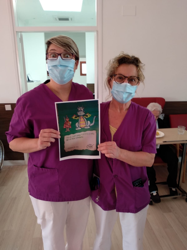 5è regala roses als avis i àvies de la Casa d’Empara