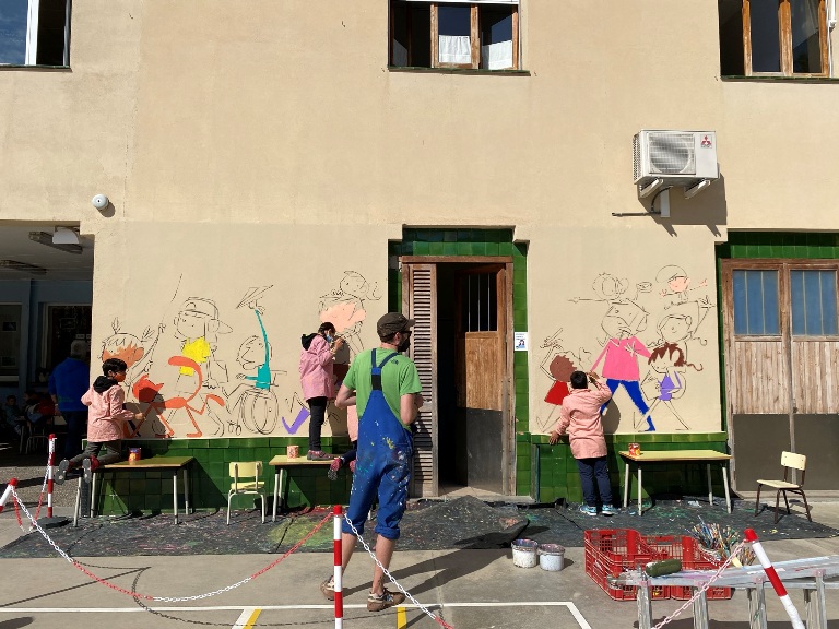 En Joan Turu ens ajuda a fer un mural